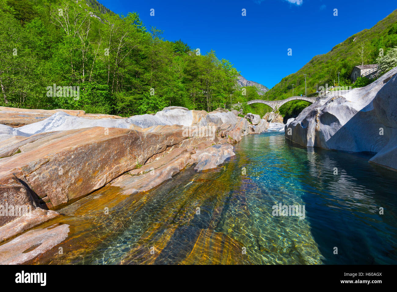 Doppelte steinerne Bogenbrücke am Ponte dei Salti mit Wasserfall, Lavertezzo, Verzascatal, Tessin, Schweiz. Stockfoto