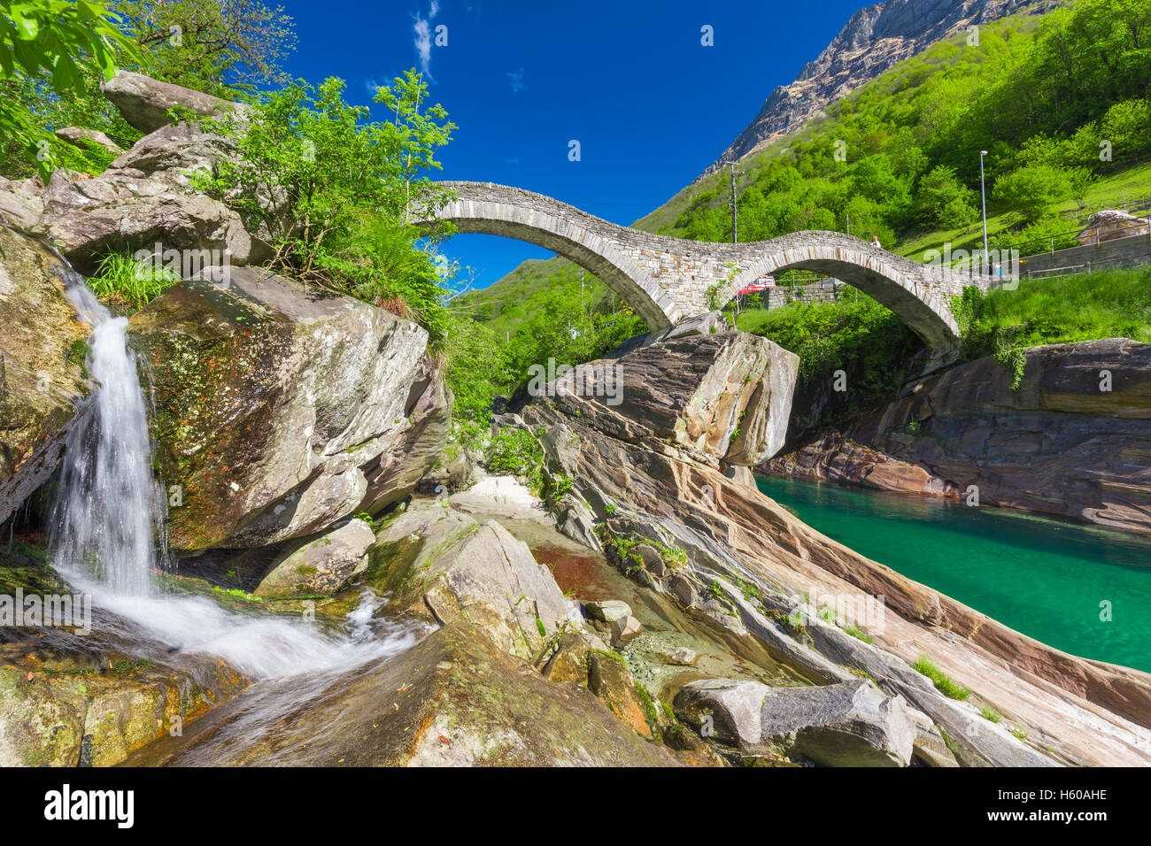 Doppelte steinerne Bogenbrücke am Ponte dei Salti mit Wasserfall, Lavertezzo, Verzascatal, Tessin, Schweiz Stockfoto