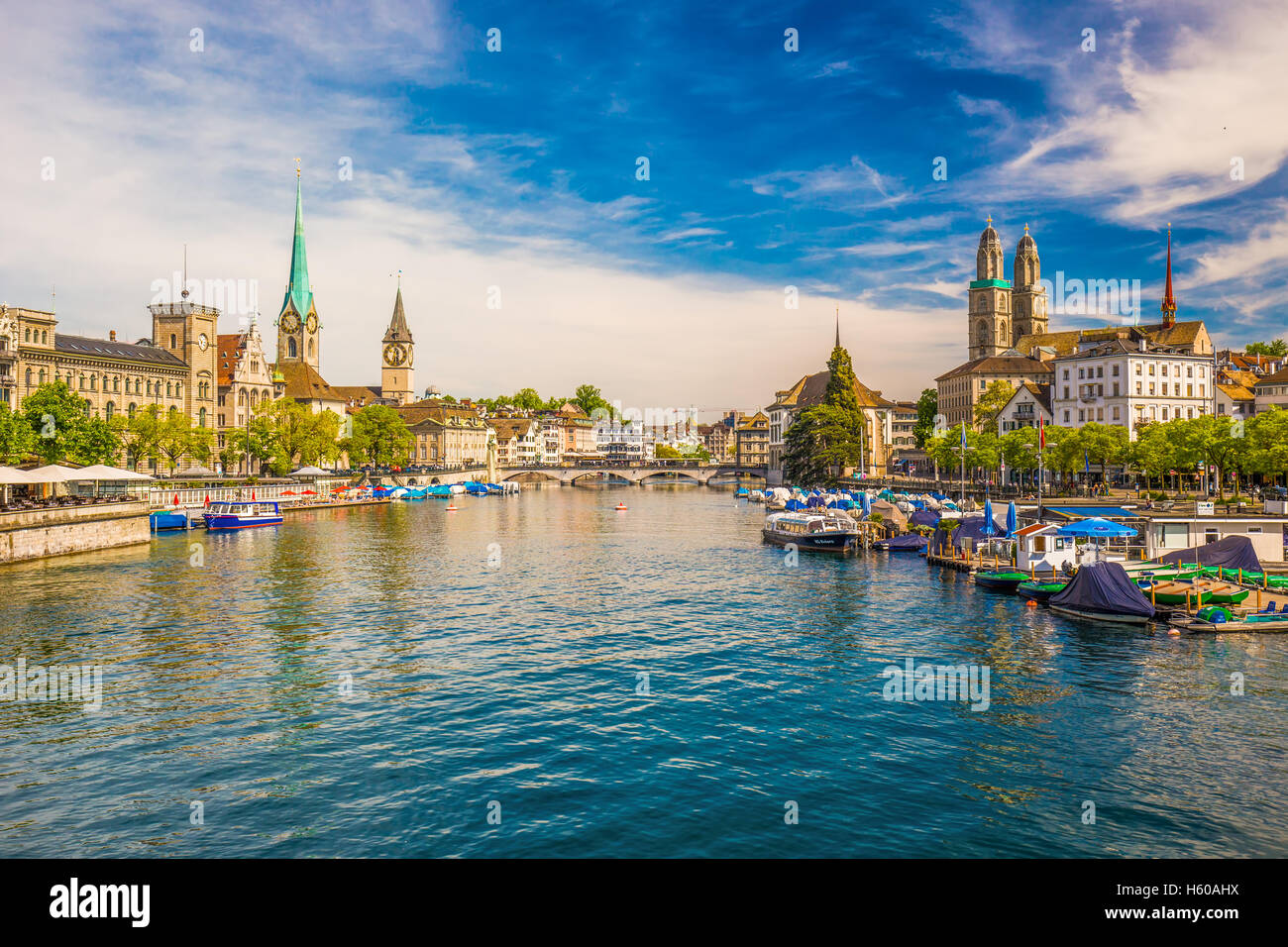 Ansicht der historischen Stadt Zürich mit berühmten Fraumünster Kirche, Fluss Limmat und Zürichsee, Schweiz Stockfoto