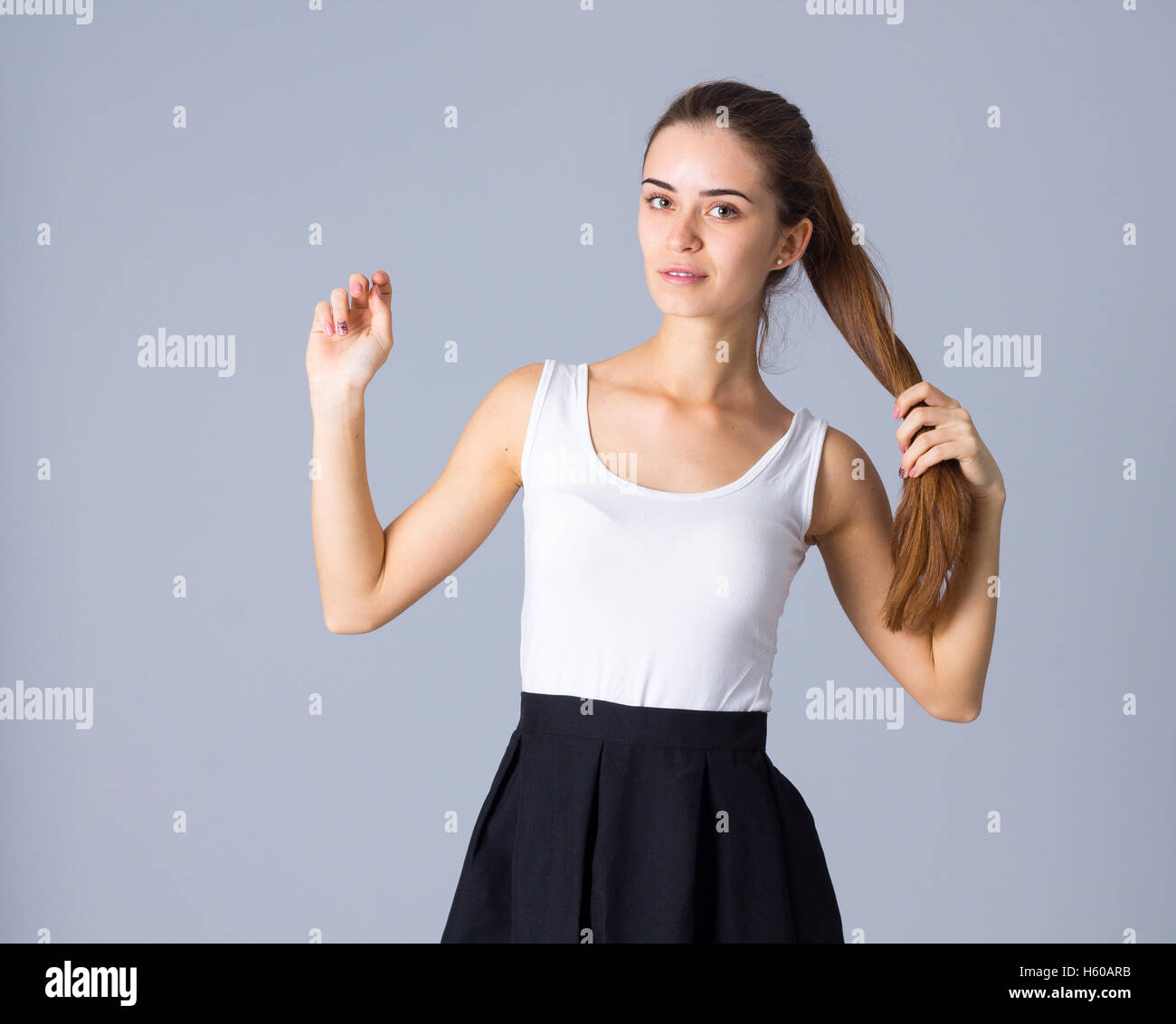 Junge Frau in weißem Hemd und schwarzer Rock Stockfoto