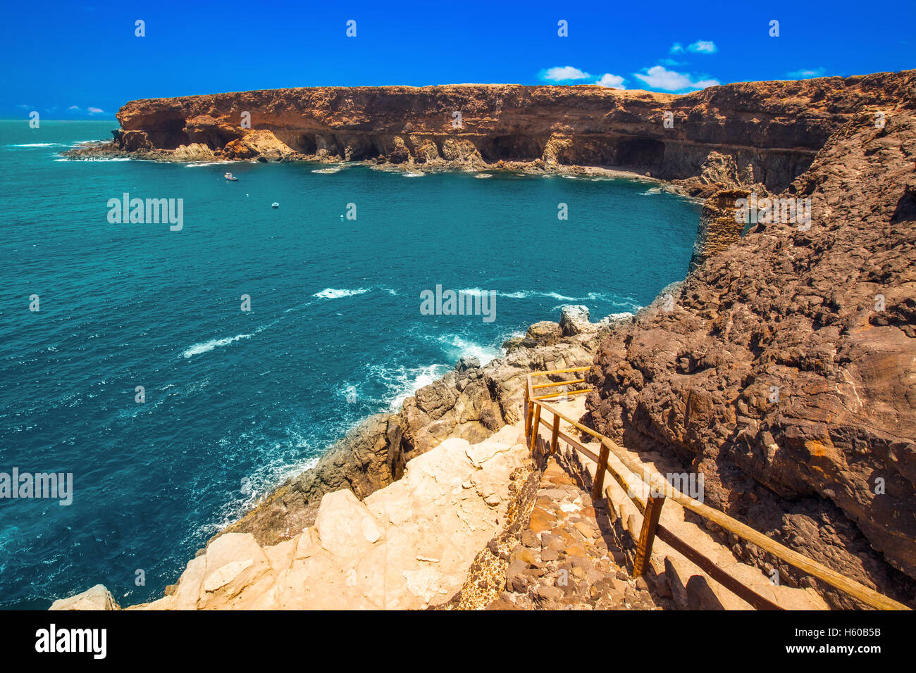Blick nach Ajuy Küste mit vulkanischen Bergen auf Fuerteventura Island, Kanarische Inseln, Spanien. Stockfoto