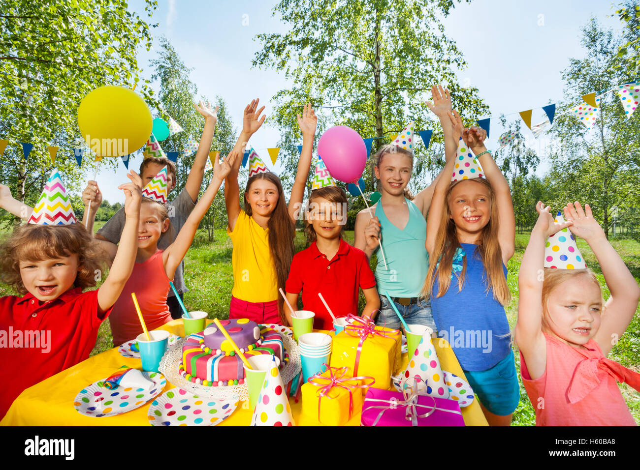 Große Gruppe von Kindern auf Outdoor-Geburtstagsparty Stockfoto