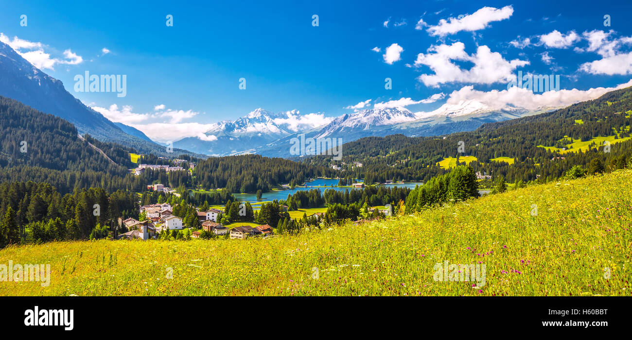 Lenzerheide-Dorf mit Haidisee, entstand Rothorn und Schweizer Alpen, Graubünden, Schweiz Stockfoto