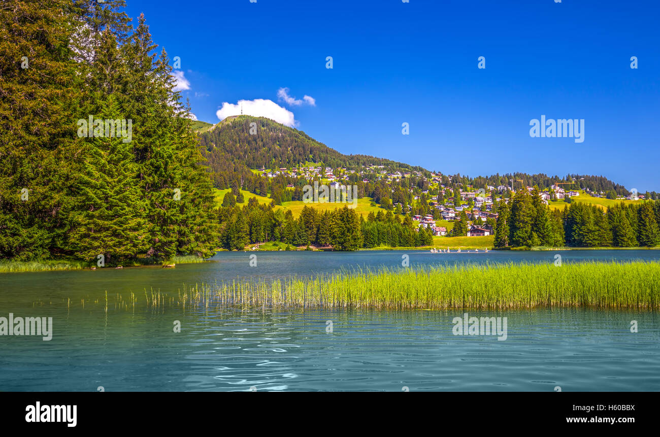 Lenzerheide-Dorf mit Haidisee, entstand Rothorn und Schweizer Alpen, Graubünden, Schweiz Stockfoto