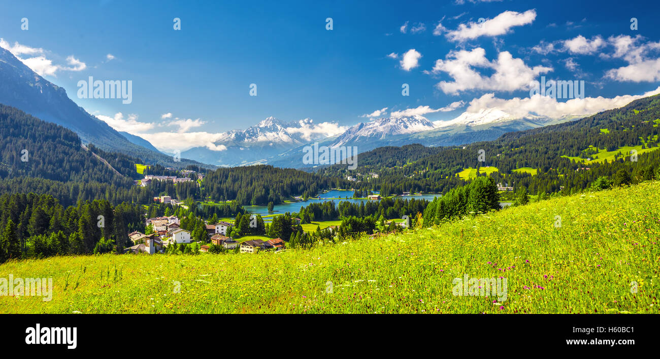 Lenzerheide-Dorf mit Haidisee, entstand Rothorn und Schweizer Alpen. Lenzerheide ist ein Berg im Kanton Graubünden, Schweiz Stockfoto