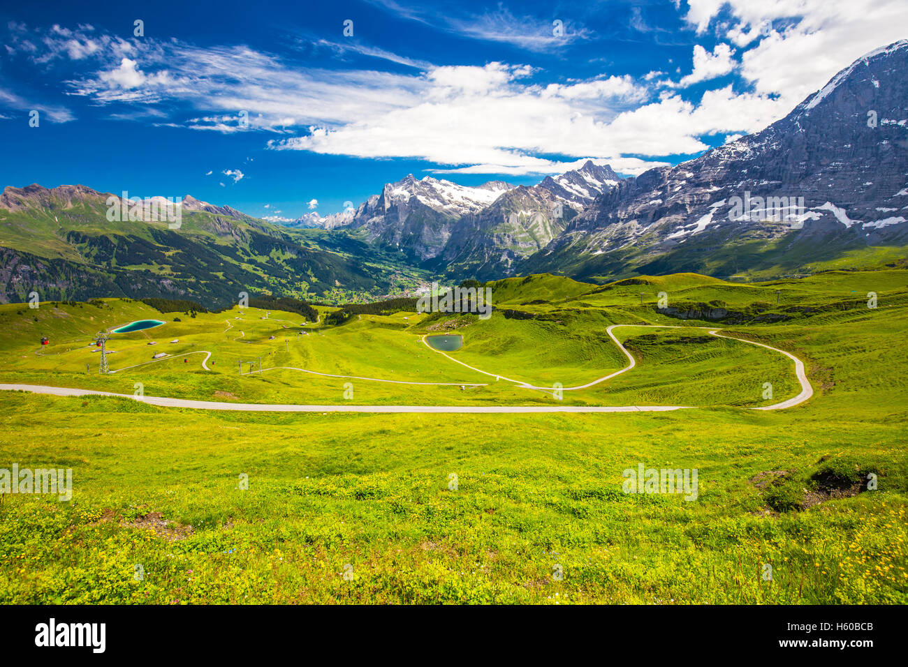 Panoramablick auf Grindelwald vom männlichen mit Eiger, Monch und Jungfrau Berggipfeln in Schweizer Alpen Stockfoto