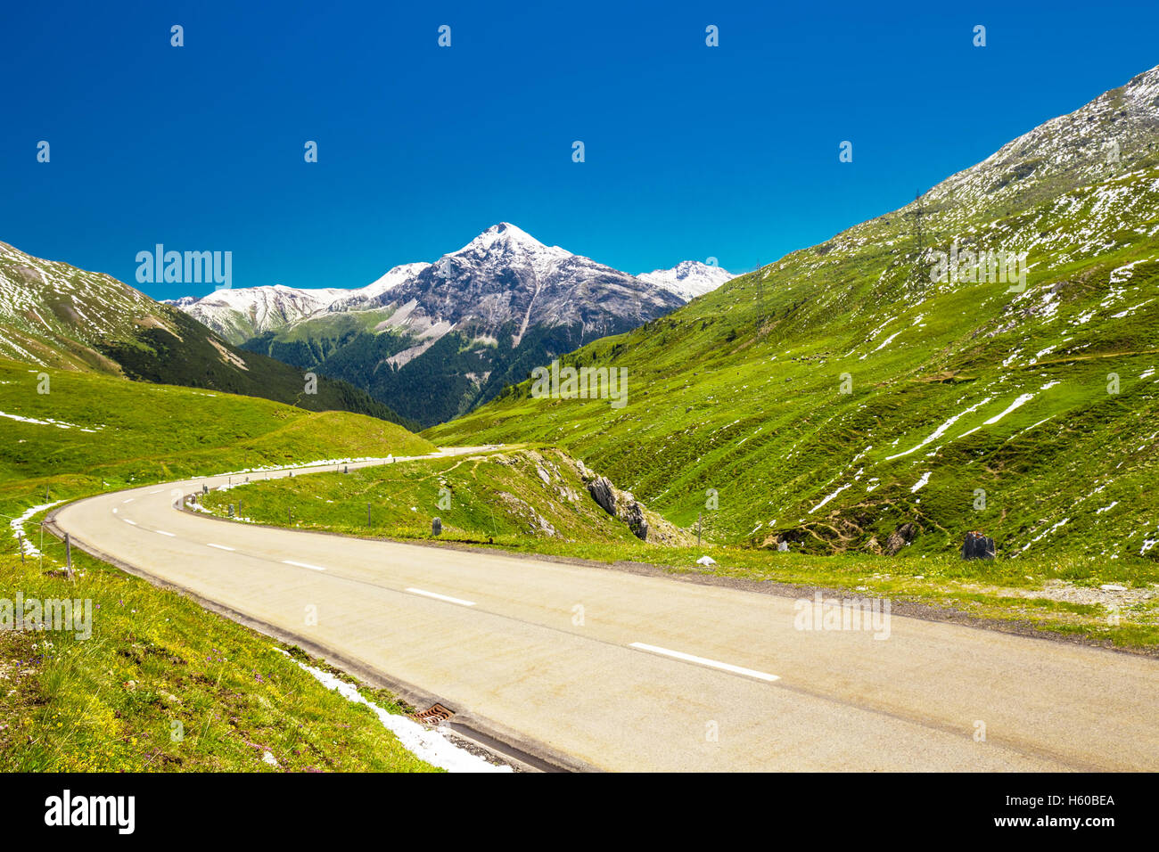 Bergstraße zum Albula-Pass - Schweizer Gebirgspass im Kanton Graubünden in der Nähe von Sankt Moritz, Schweiz. Stockfoto