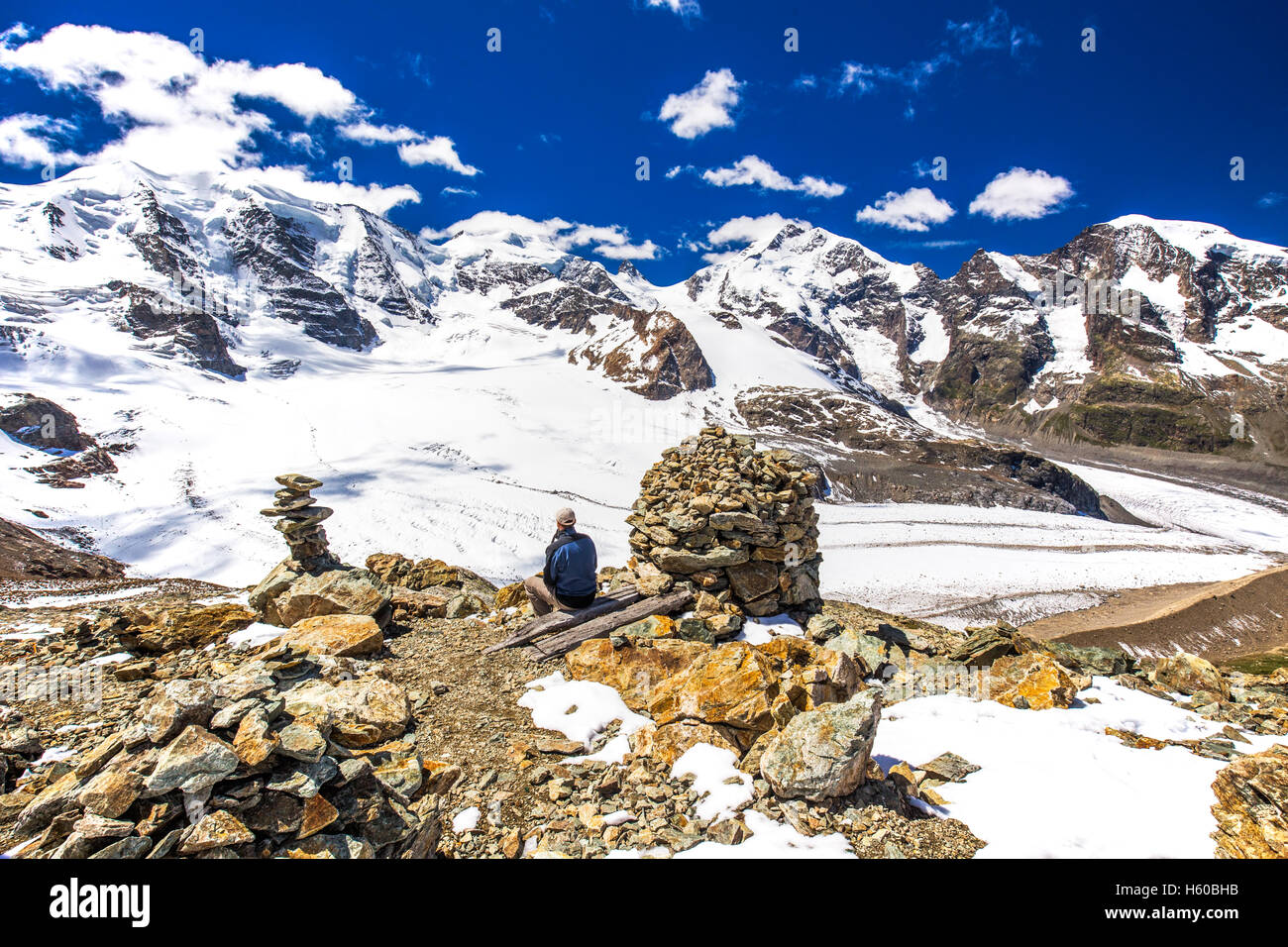 Junger Mann genießen den atemberaubenden Blick auf Morteratsch-Gletscher von der Diavolezza in der Nähe von Sankt Moritz, Schweiz Stockfoto