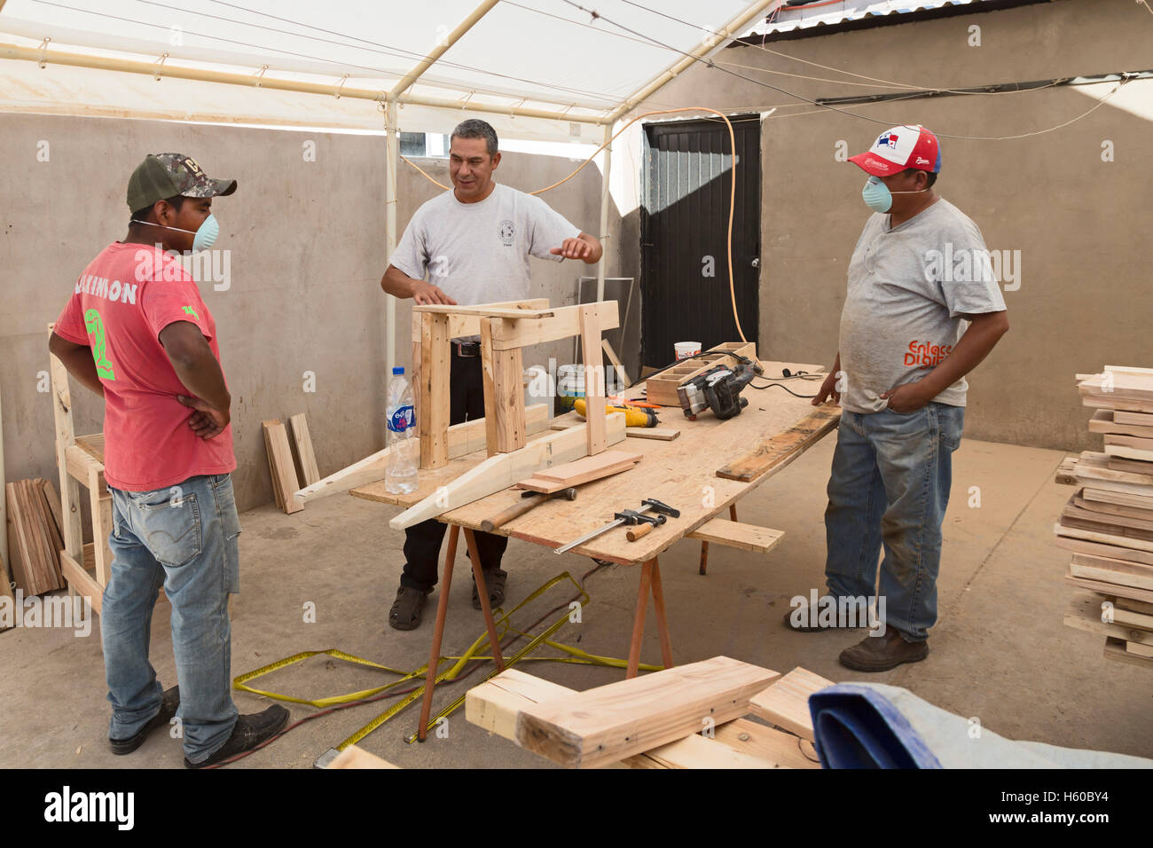 Agua Prieta, Mexiko - Personen, die aus den USA deportiert wurden bauen Möbel im Tierheim für deportierte Arbeiter. Stockfoto