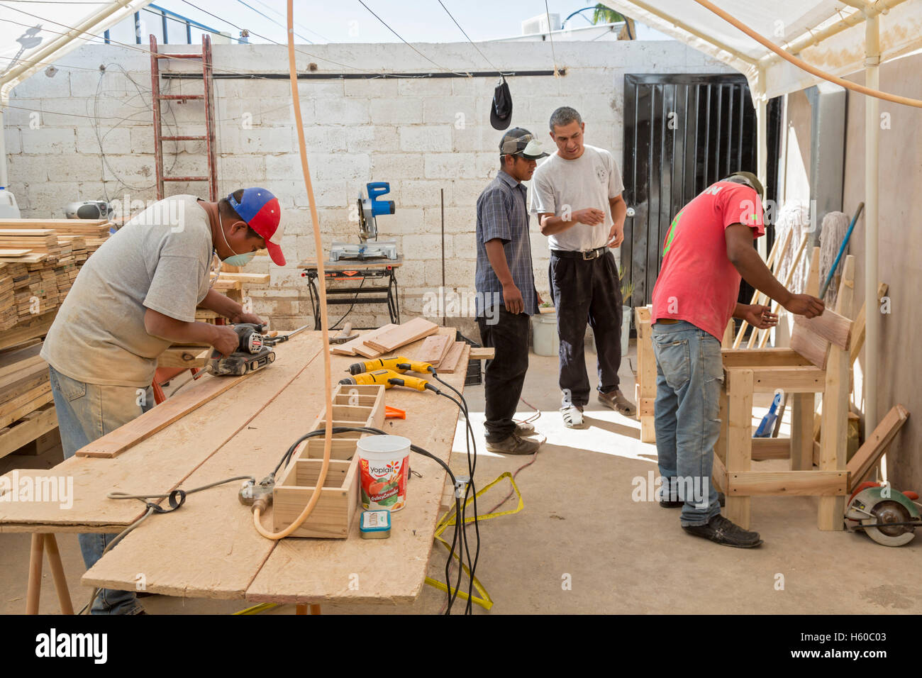 Agua Prieta, Mexiko - Personen, die aus den USA deportiert wurden bauen Möbel im Tierheim für deportierte Arbeiter. Stockfoto
