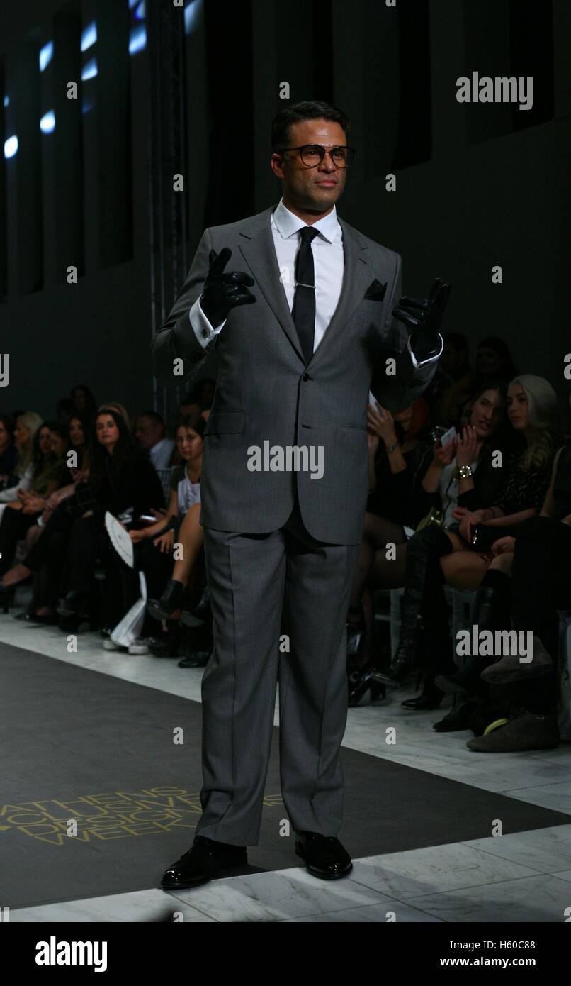 Athen, Griechenland. 21. Oktober 2016. Ein Model trägt eine Kreation von Mode-Designerin Kathy Heyndels. 10. Athen Xclusive Designers Week Mode-Event in Athen mit vielen griechischen Mode-Designer ihre Kreationen zu präsentieren. Bildnachweis: George Panagakis/Pacific Press/Alamy Live-Nachrichten Stockfoto