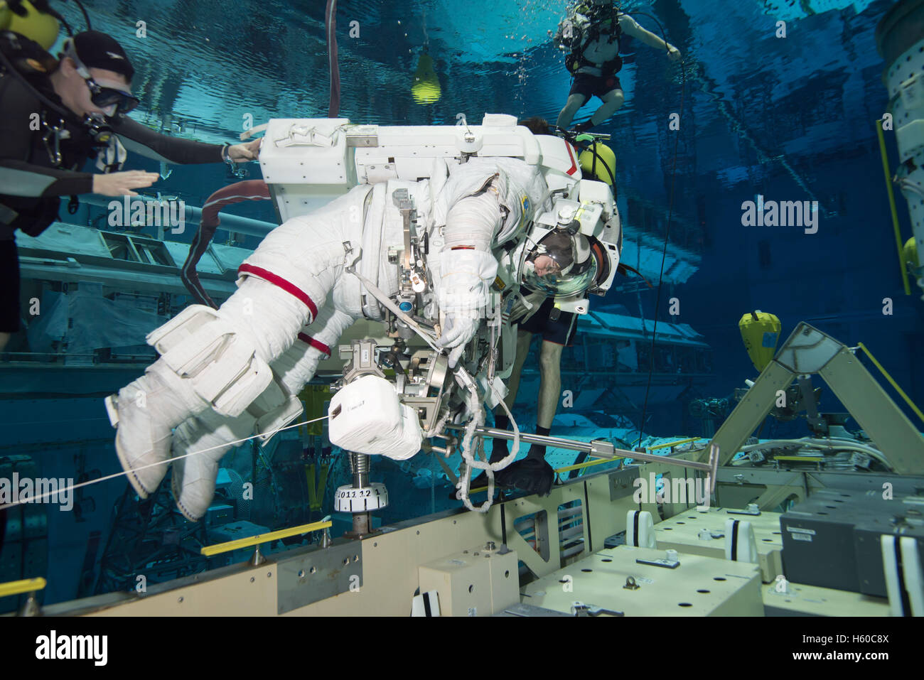 NASA internationale Raumstation Expedition 50/51/EWG Sojus MS-03 Crew Mitglied US-amerikanische Astronautin Peggy Whitson schwimmt unter Wasser in einem Raumanzug für ISS EVA Weltraumspaziergang Wartungsschulungen Sonny Carter Training Facility Neutral Auftrieb Laboratory 12. Januar 2016 in Houston, Texas. Stockfoto