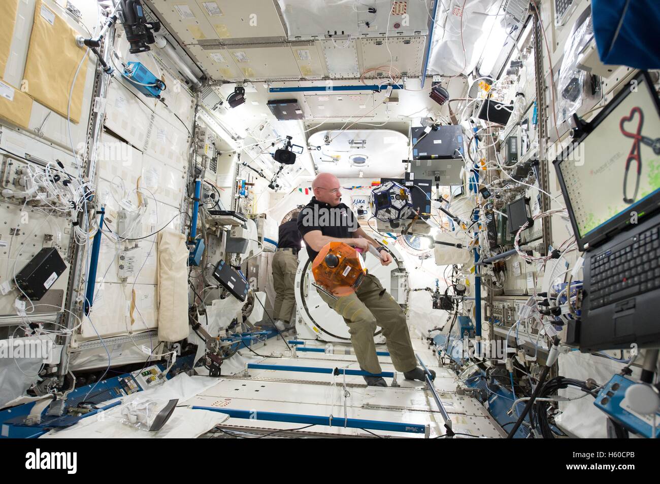 NASA internationale Raumstation ISS-Expedition 44 Mission Prime Crew Astronaut Scott Kelly betreibt einen Sphären Satelliten verwendet für Raumschiff andocken und Manöver 25. Januar 2016 in der Erdumlaufbahn. Stockfoto