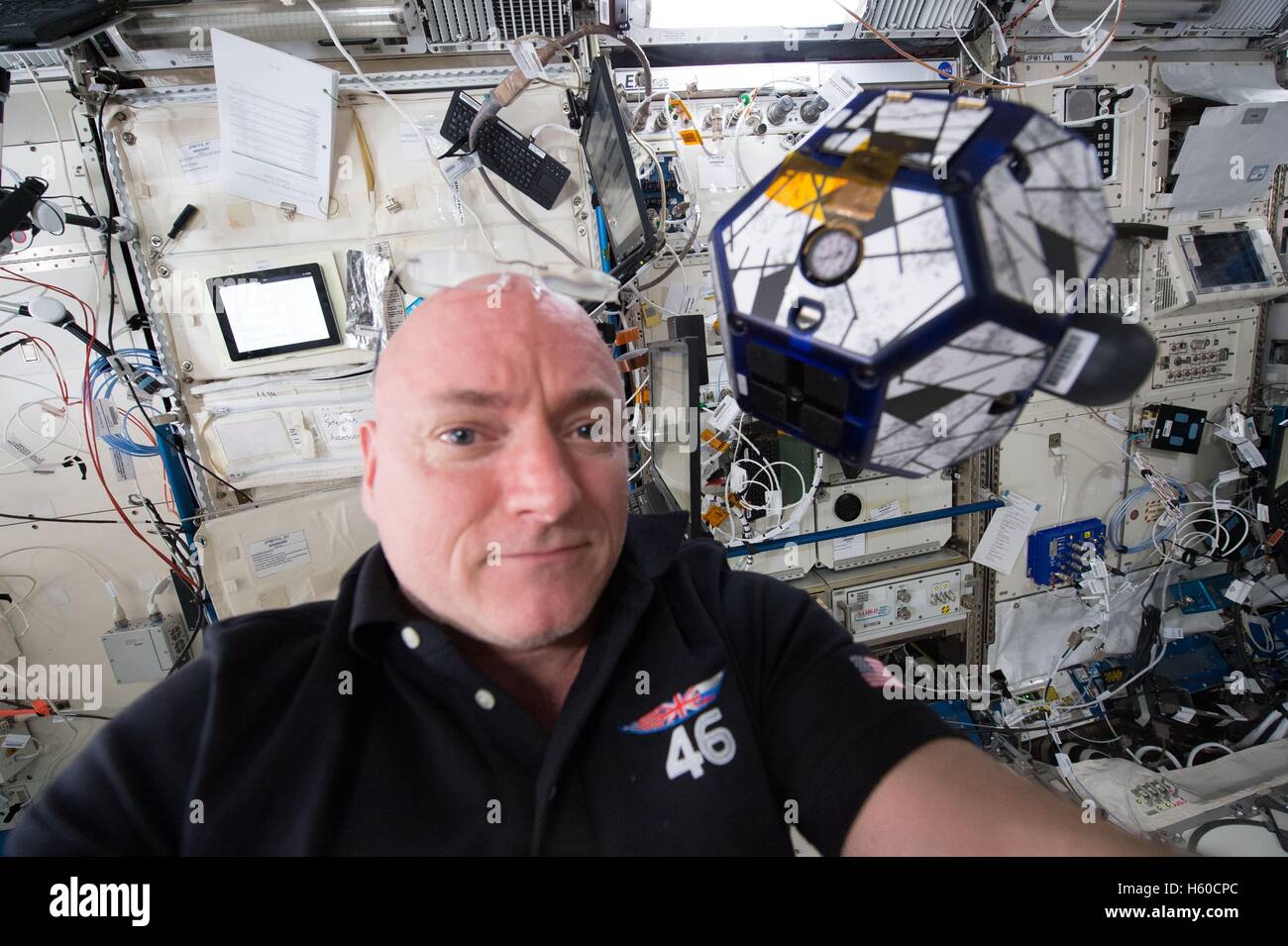 NASA internationale Raumstation ISS-Expedition 44 Mission Prime Crew Astronaut Scott Kelly betreibt einen Sphären Satelliten verwendet für Raumschiff andocken und Manöver 25. Januar 2016 in der Erdumlaufbahn. Stockfoto