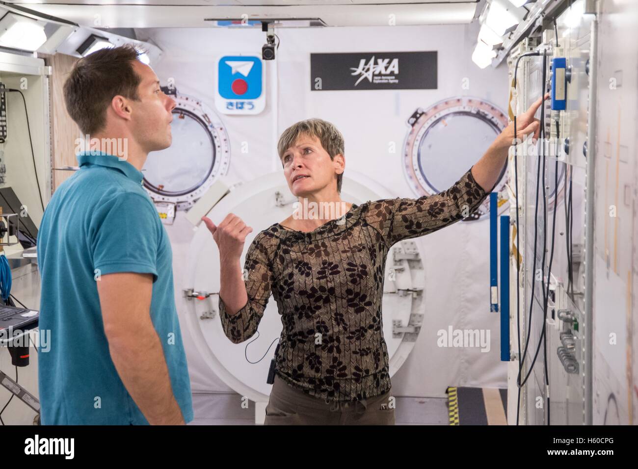 NASA internationale Raumstation Expedition 50/51/EWG Sojus MS-03 Crew Mitglieder französischer Astronaut Thomas Pesquet der Europäischen Weltraumorganisation und US-amerikanische Astronautin Peggy Whitson unterziehen giftige Szene allgemeine Ausbildung in der internationalen Raumstation ISS Trainer am Johnson Space Center Raumstation Mockup und Schulungseinrichtung 14. September 2015 in Houston, Texas. Stockfoto