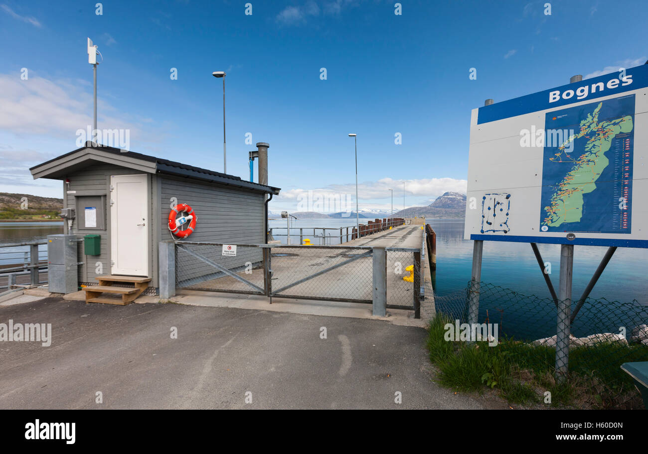 Bognes Fährterminal für die kurze Fahrt nach Skarberget und Narvik. Mischung aus Fracht und Autos und atemberaubende Aussicht. Stockfoto