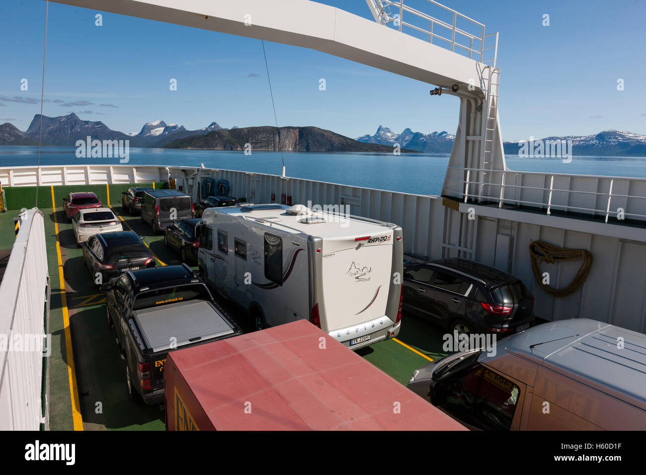 Bognes Fährterminal für die kurze Fahrt nach Skarberget und Narvik. Mischung aus Fracht und Autos und atemberaubende Aussicht. Stockfoto