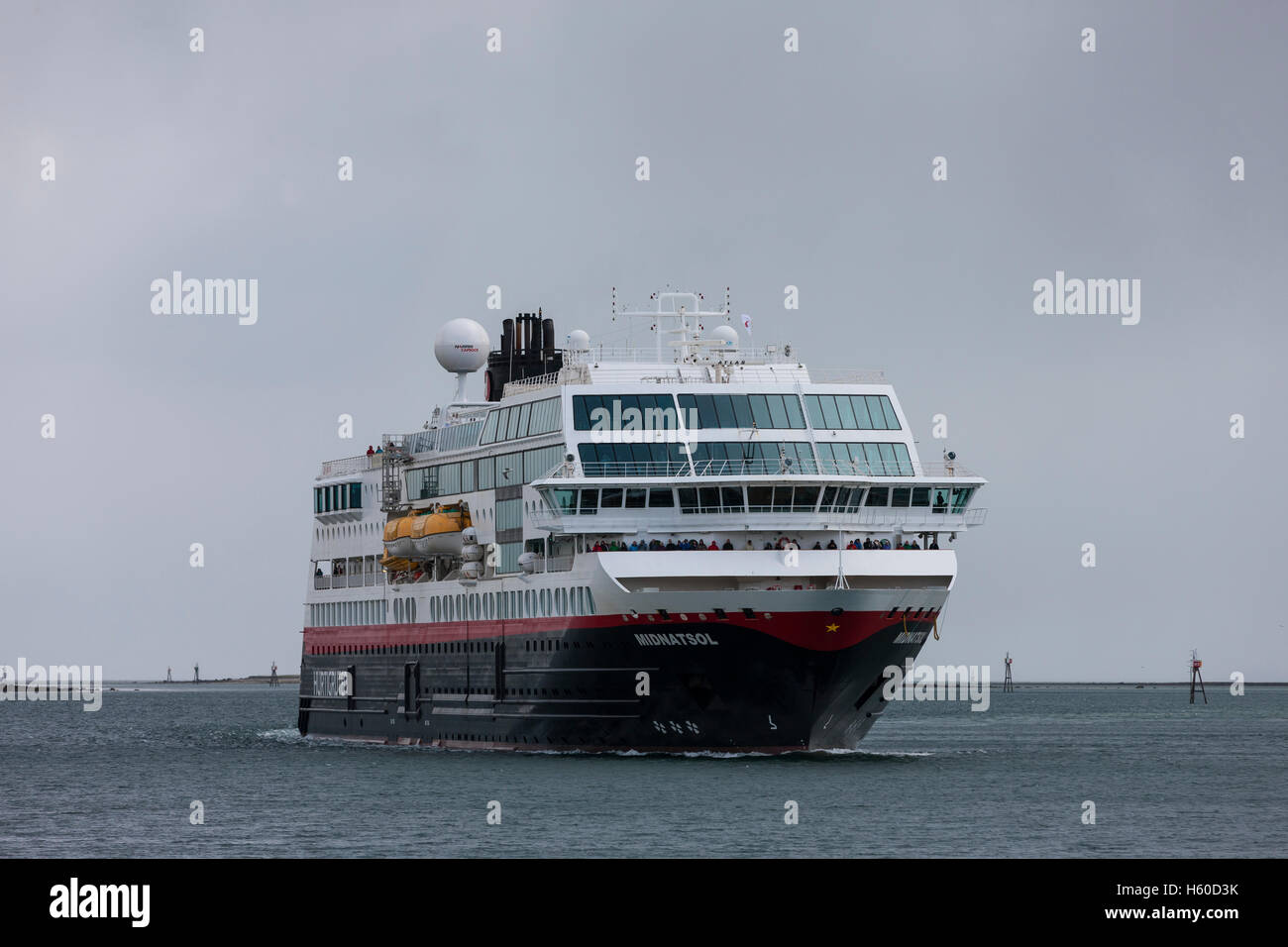 Hurtigruten Kreuzfahrtschiff Midnight Sun nähert sich dem Dock bei Risoyhamn, Andoya Bridge, Norwegen. Stockfoto