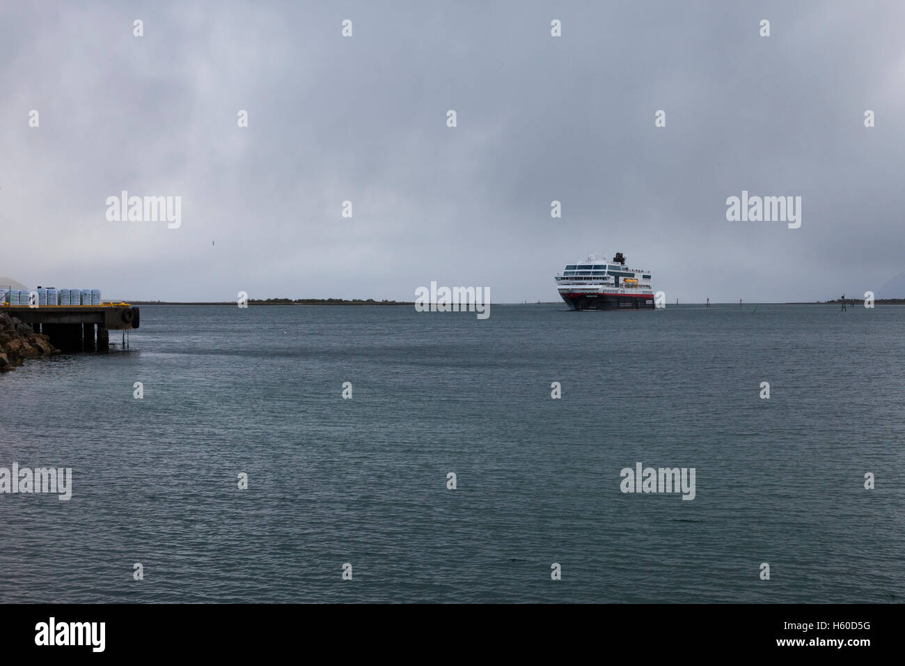 Hurtigruten Schiff Mitternachtssonne am Risoyhamn, Andøya Brücke, Norwegen. Stockfoto