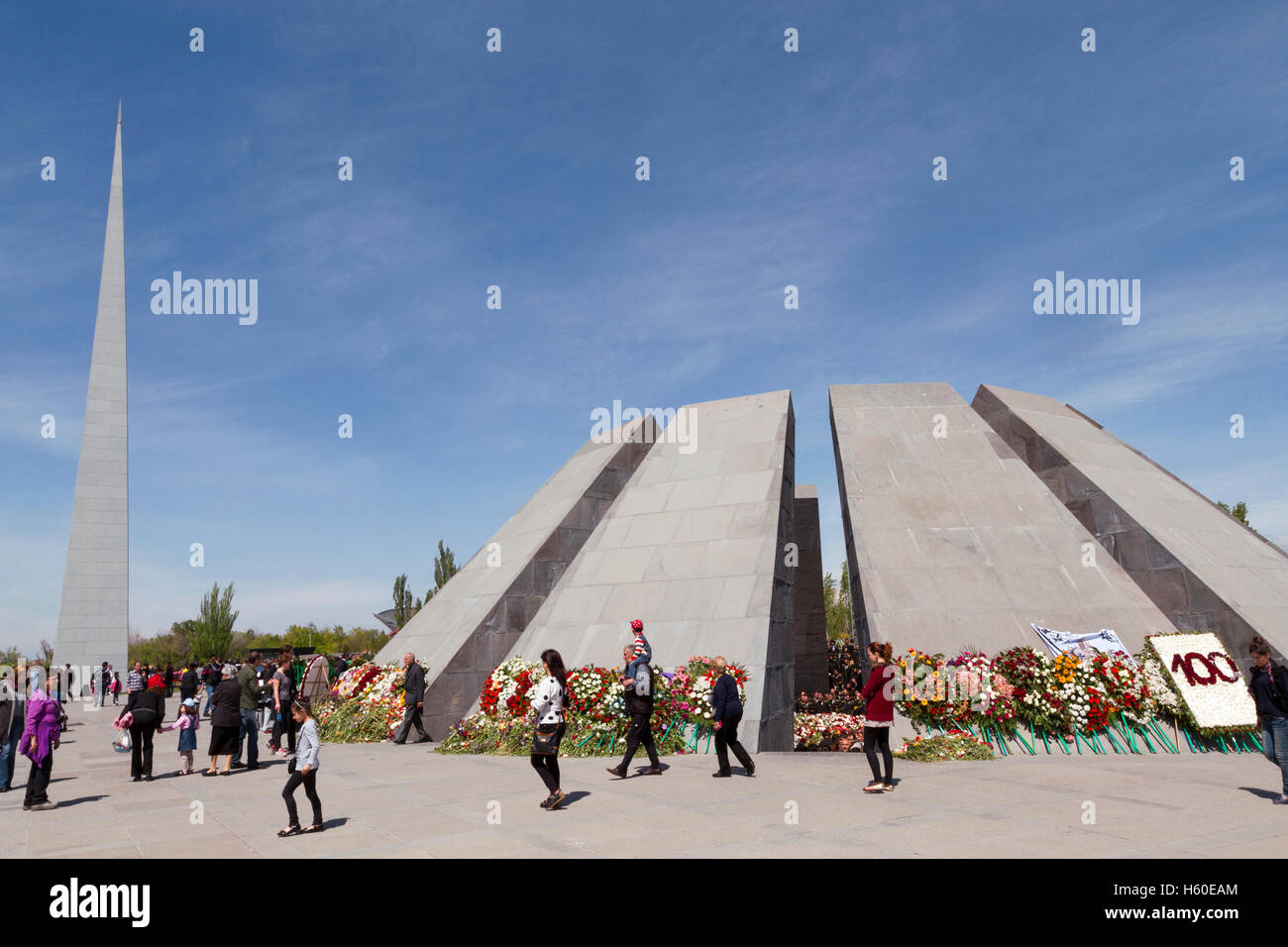 Menschen, die das Völkermorddenkmal in Jerewan, Armenien, zum 100. Jahrestag des Völkermords an den Armeniern im Jahr 2015 besuchen. Stockfoto