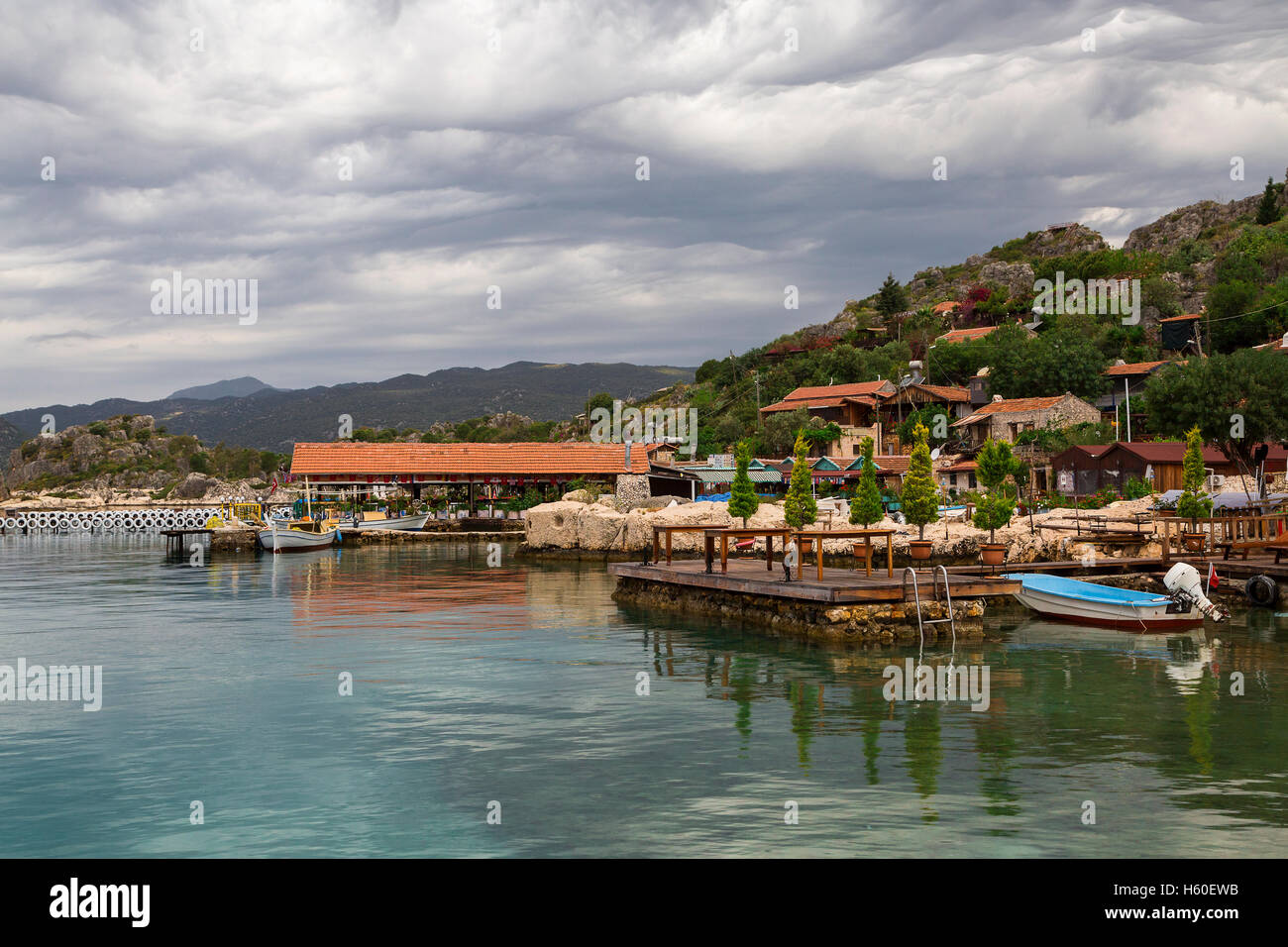 Idyllisches Fischerdorf entlang der Mittelmeerküste der Türkei, in Kale, Kekova. Stockfoto