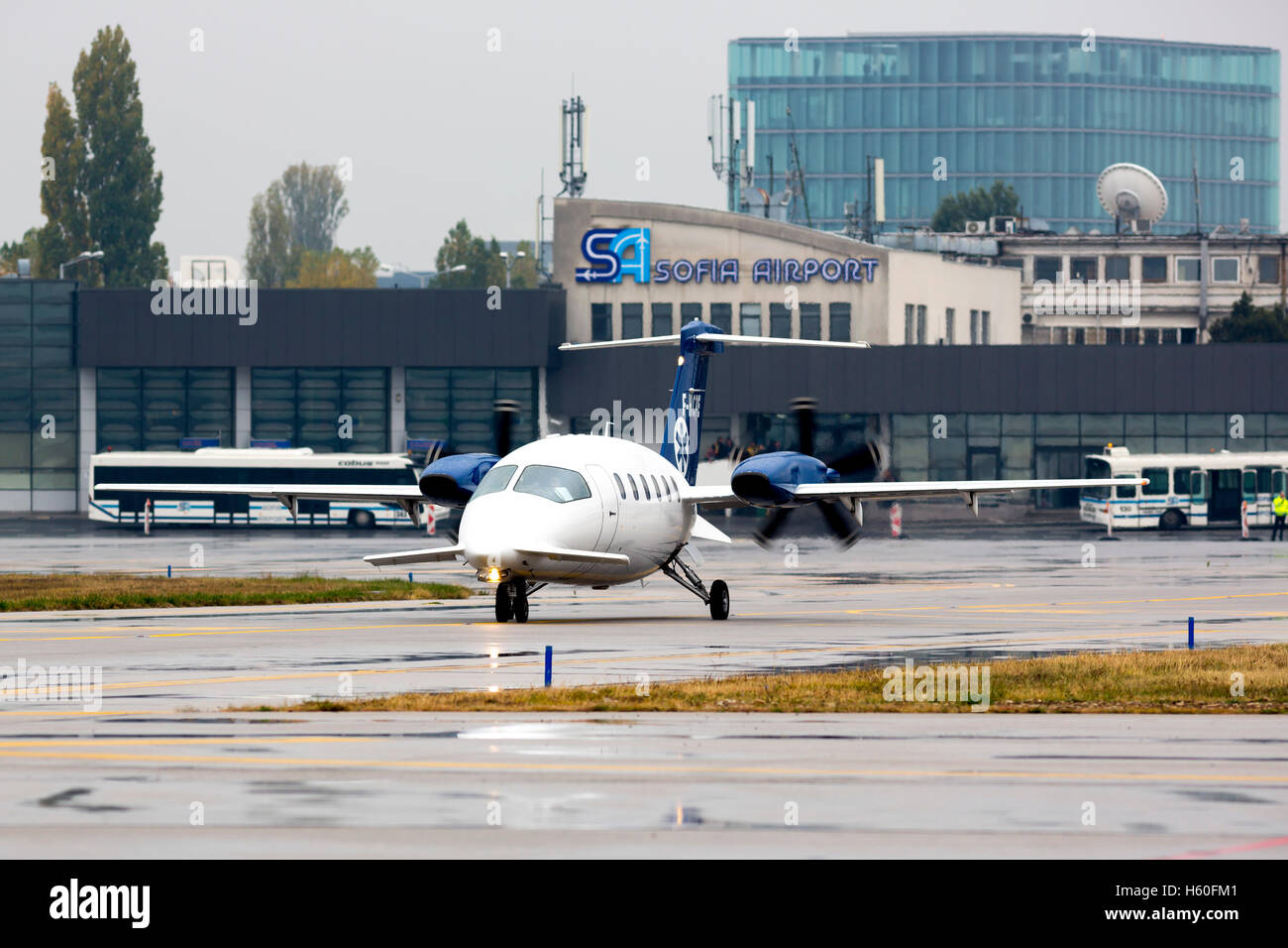 Sofia, Bulgarien - 16. Oktober 2016: Eine kleine private Propeller Flugzeug Sekunden vor dem Flug zu den Start-und Landebahn am Flughafen Sofia. Stockfoto