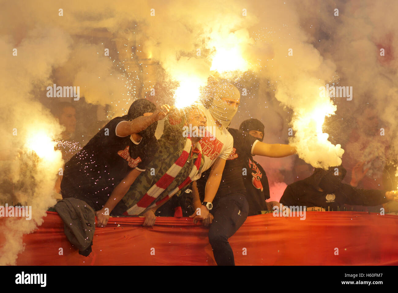 Sofia, Bulgarien - 15. Oktober 2016: CSKA Fußball-Fans halten Fackeln in Brand während eines Spiels zwischen Bulgariens CSKA und Stockfoto