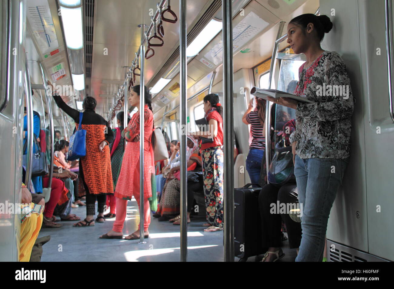 Nur für Frauen Wagen, Metro Delhi, Indien, indischer Subkontinent, Südasien Stockfoto