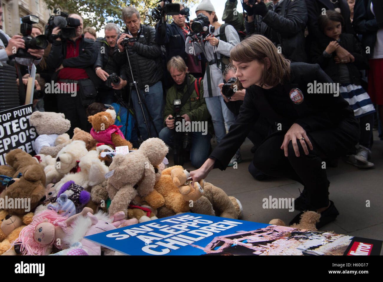 Schauspielerin Carey Mulligan verlässt einen Teddybär vor den Toren der Downing Street im Zentrum von London während einer Protestaktion zu unterstreichen die hohe Zahl der Kinder in Bombenanschläge in Syrien und auf Nachfrage, dass die Regierung eingreifen, über russische und syrische Bombardierung Kampagnen getötet wurden. Stockfoto