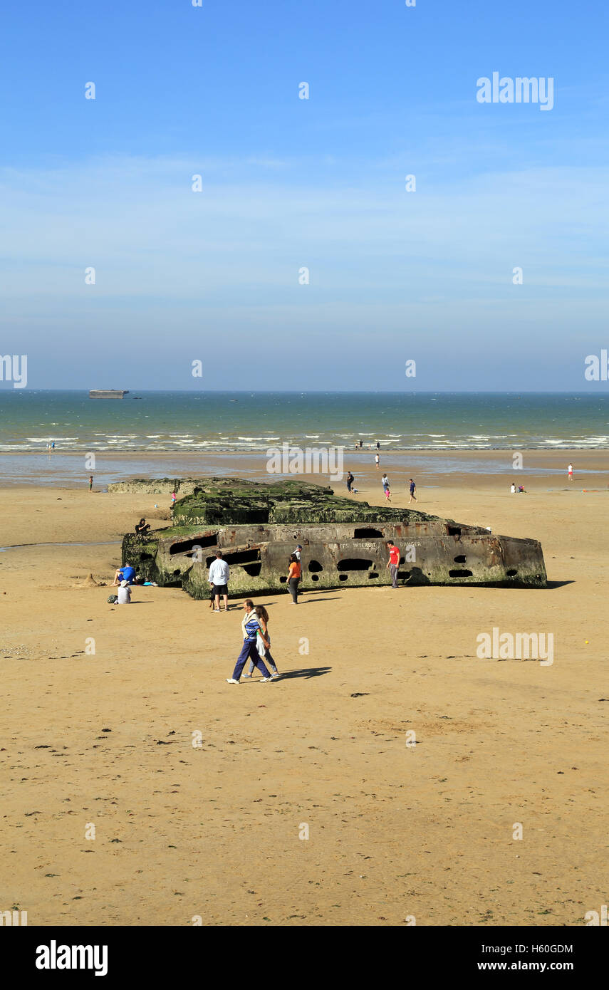 Reste von Mulberry Hafen am Strand von Plage, Arromanches Les Bains, Calvados, Basse Normandie, Frankreich Stockfoto