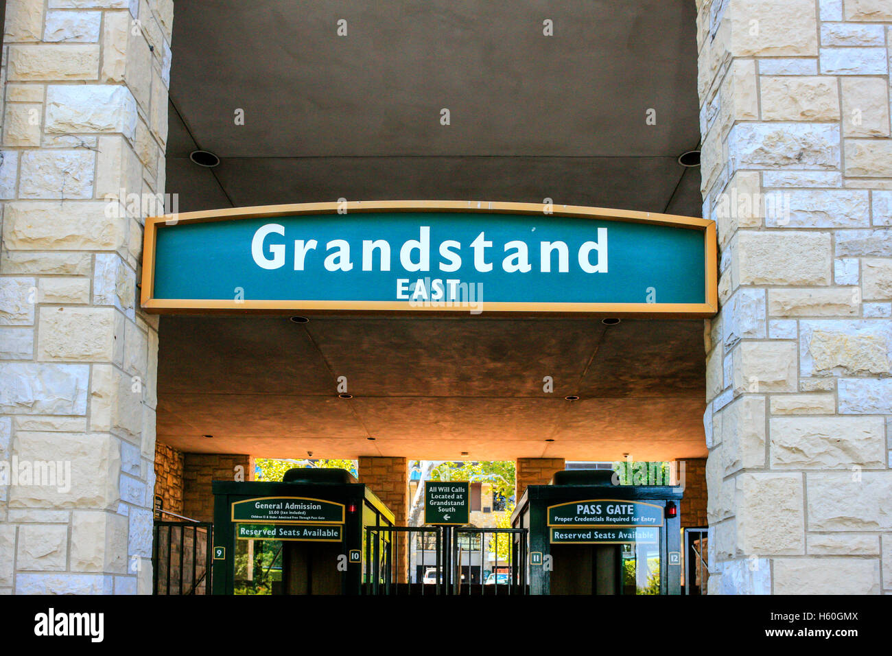 Tribüne Ost Overhead Zeichen bei Keeneland Rennbahn in Lexington, Kentucky Stockfoto