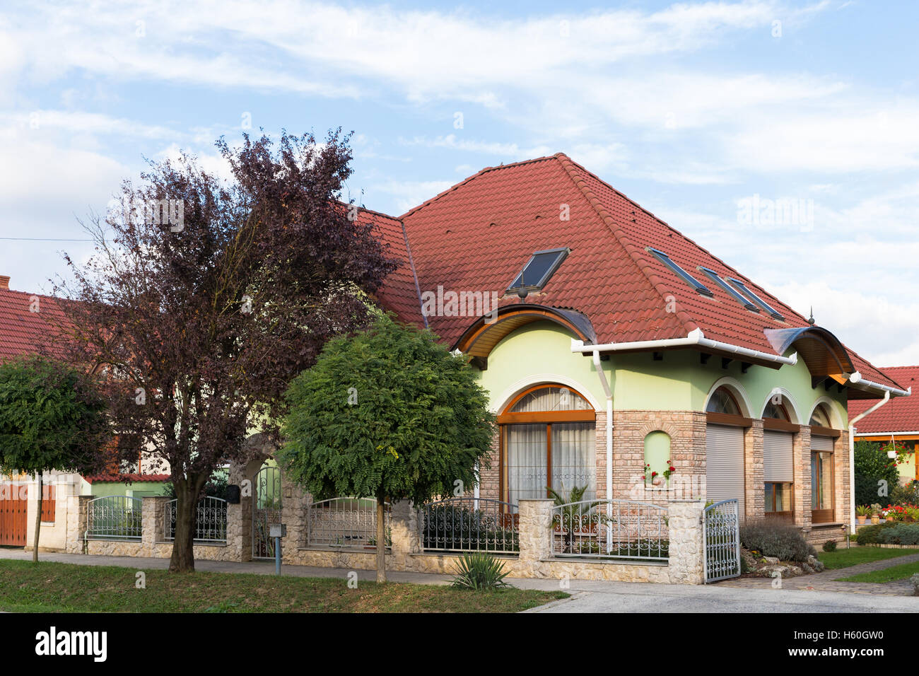 Freistehendes Einfamilienhaus. Sehr gepflegt. Schönes Haus. Freistehendes Haus mit Bäumen und Blumen rund um. Stockfoto