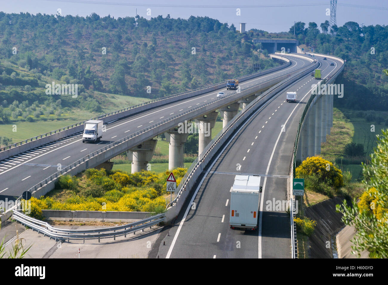 Autobahn von Rosignano Solvay nach Livorno, Livorno, Italien, Brücke über das Tal Stockfoto