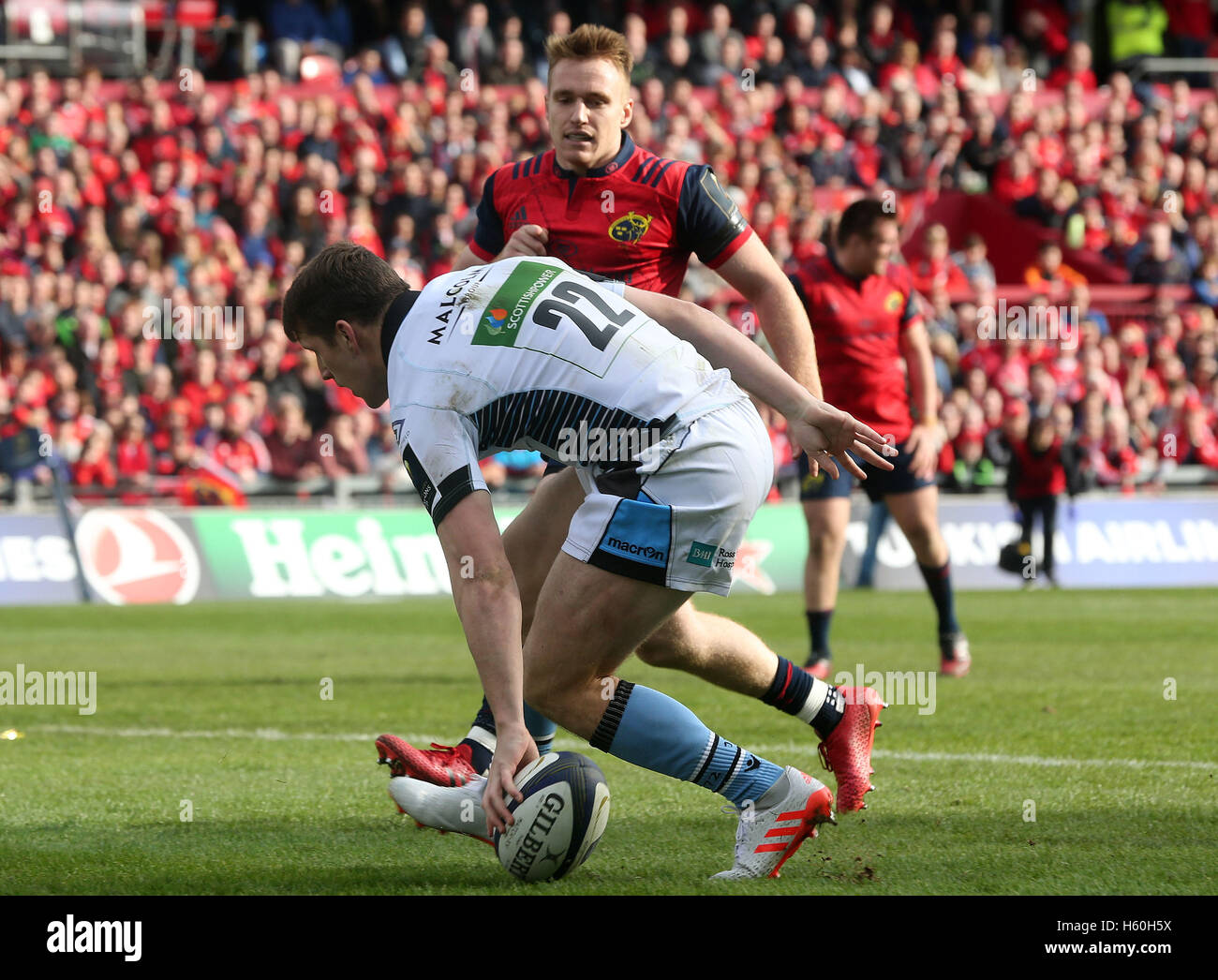 Glasgow Warriors Mark Bennett erhält einen Versuch während der European Champions Cup, ein Pool Spiel in Thomond Park, Limerick. Stockfoto