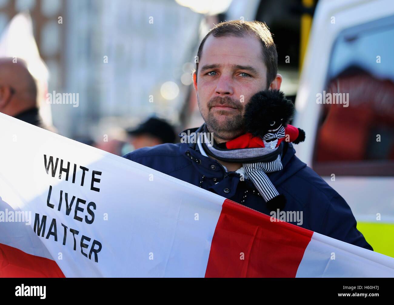 Mitglieder der rechtsextremen Gruppe weiße lebt Substanz nehmen Teil an einer Demonstration in Margate, Kent. Stockfoto