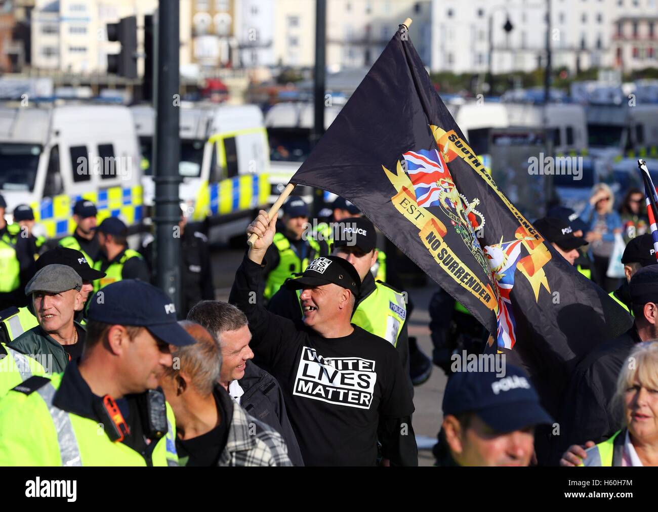 Paul Pitts (Mitte) der rechtsextremen Gruppe Süd-Ost-Allianz beteiligt sich an einem weißen lebt Substanz Marsch in Margate, Kent. Stockfoto