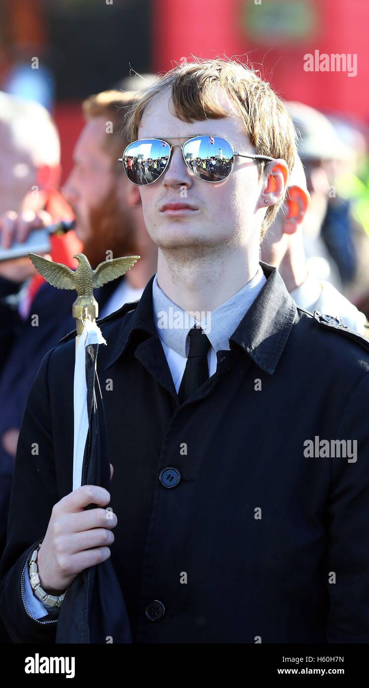 Mitglieder der rechtsextremen Gruppe weiße lebt Substanz nehmen Teil an einer Demonstration in Margate, Kent. Stockfoto