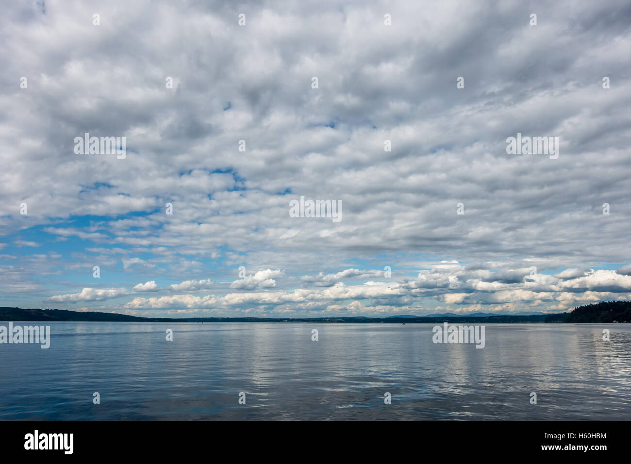 Eine Schicht von Wolken schwebt über dem Puget Sound im US-Bundesstaat Washington. Stockfoto