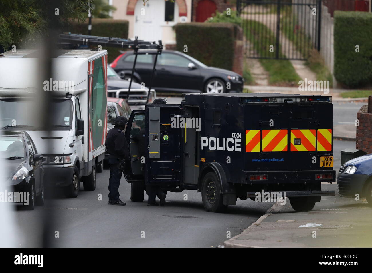 Bewaffnete Polizei auf Lancaster Straße am Tatort in Northolt, London, als Polizei sind in einer Stand-off mit einem Mann nach Entgegennahme der Berichte, die er in Besitz von gefährlichen Gegenständen ist. Stockfoto