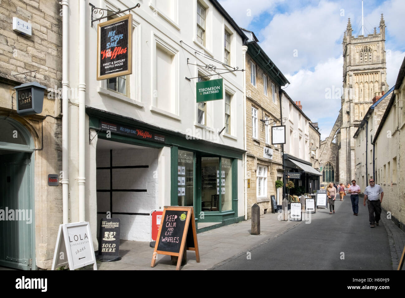 Ein Blick in Richtung Kirche St. Johannes der Täufer von Black Jack Straße in Cirencester, Gloucestershire, UK Stockfoto