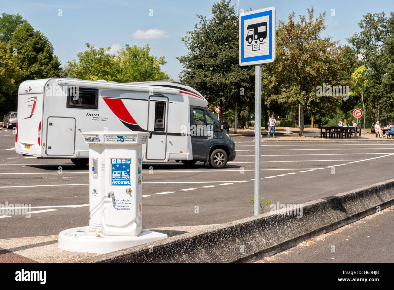 Eine Einrichtungen für Wohnmobile & Wohnwagen an einer Raststätte auf einer Autobahn in Frankreich Stockfoto