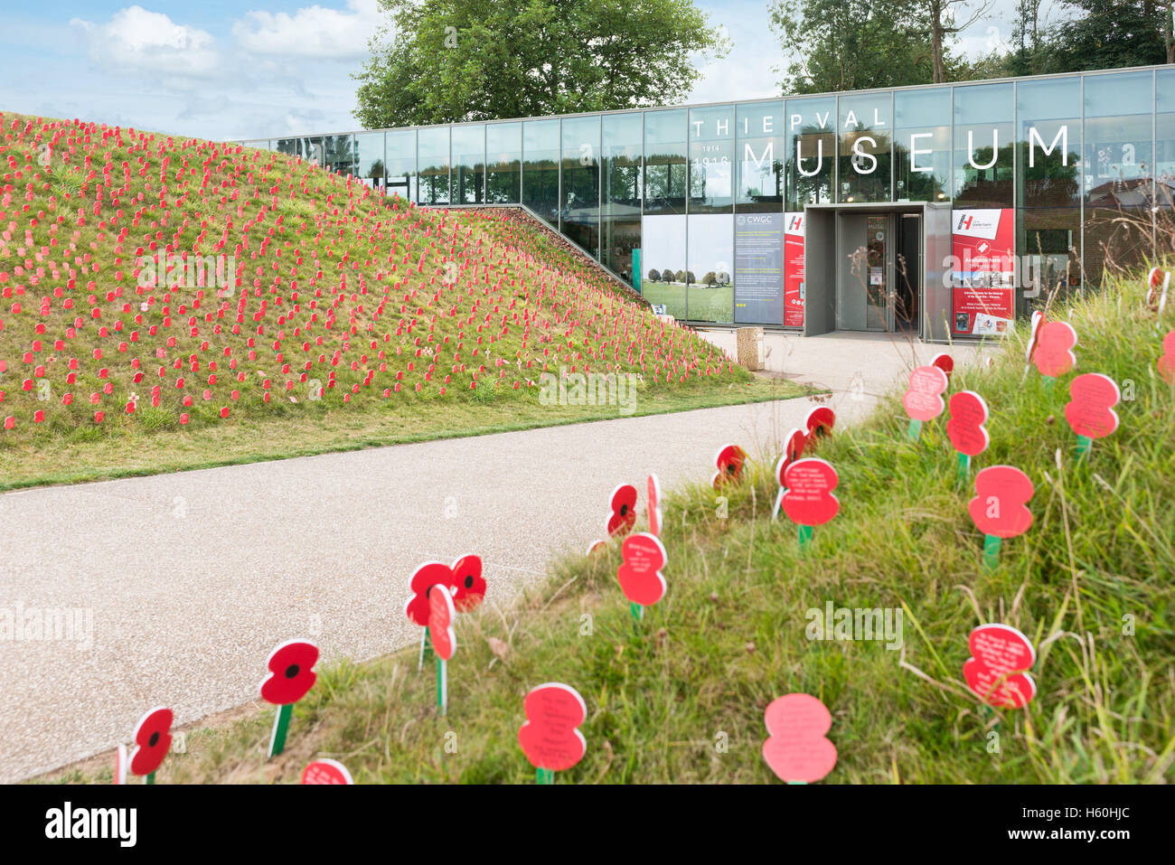 Thiepval-Denkmal Besucherzentrum & Museum an der Somme, Frankreich. Zeigt den Eingang & hölzerne Erinnerung Mohn Stockfoto