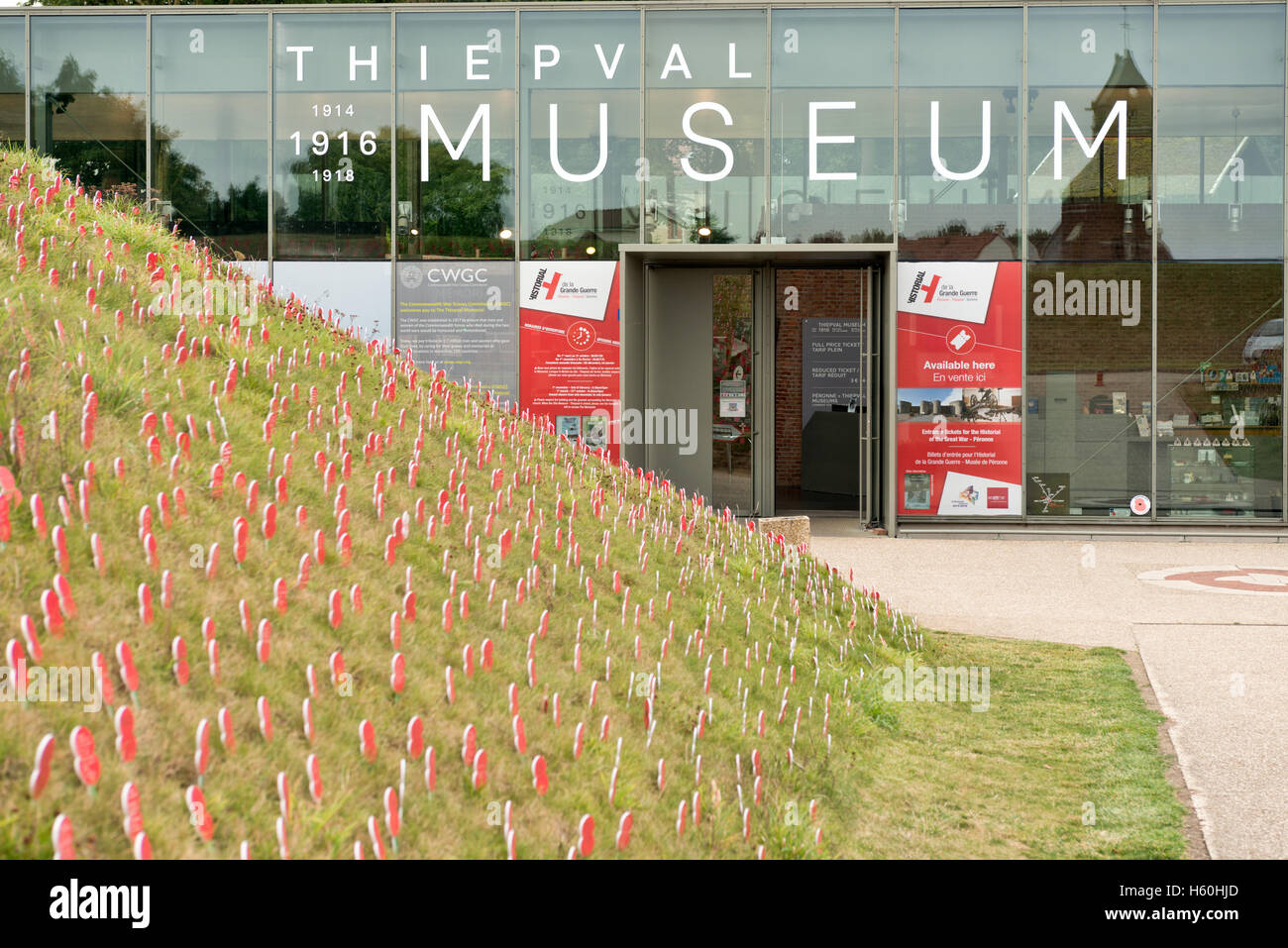 Thiepval-Denkmal Besucherzentrum & Museum an der Somme, Frankreich. Zeigt den Eingang & hölzerne Erinnerung Mohn Stockfoto