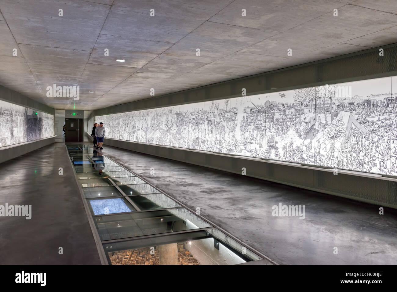 Thiepval-Denkmal Besucherzentrum & Museum an der Somme, Frankreich. Besucher das Wandbild & Exponate zeigen Stockfoto