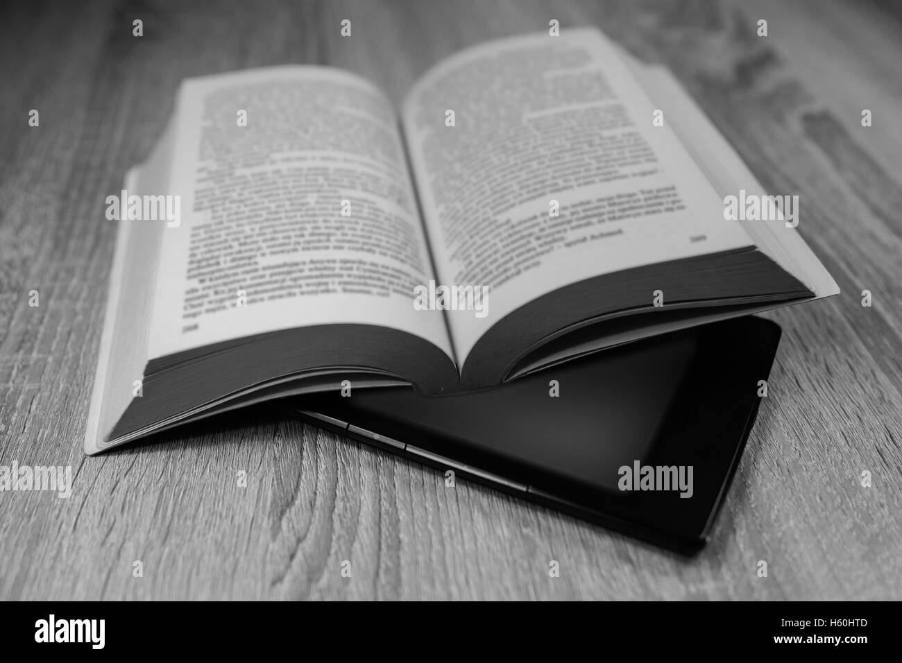 Altes Buch und moderne. Schwarz / weiß Stockfoto