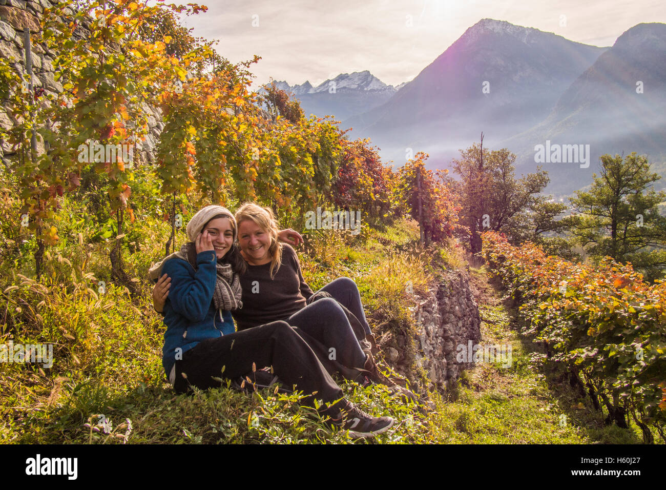 Freiwillige Pause während der Weinlese im Les Granges Bio-Weingut Nus & Fenis, Aostatal, Italien. Stockfoto