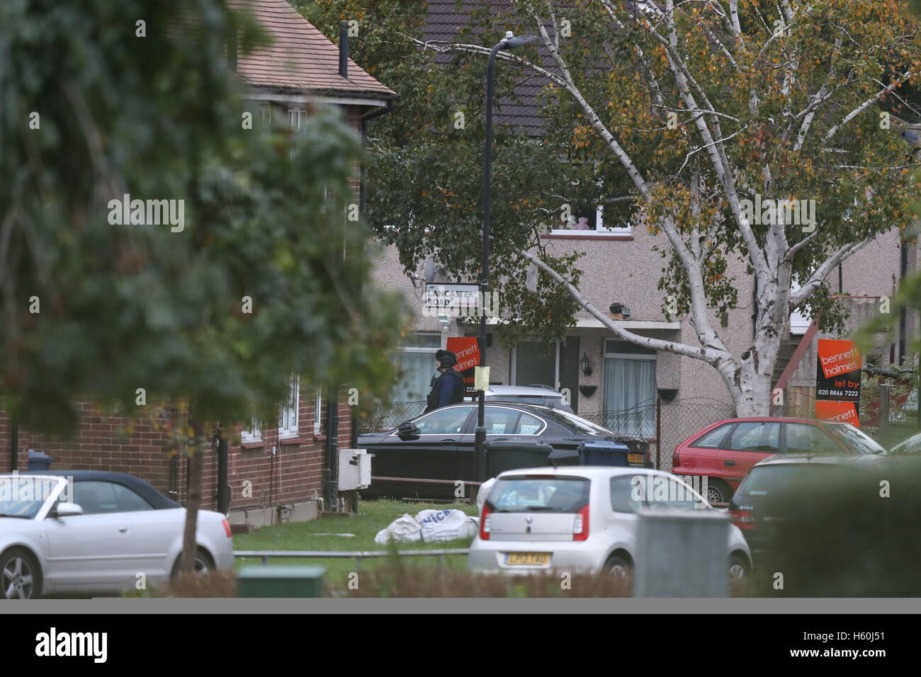 Bewaffnete Polizei am Tatort auf Lancaster Road, Northolt, London, als Polizei sind in einer Stand-off mit einem Mann nach Entgegennahme der Berichte, die er in Besitz von gefährlichen Gegenständen ist. Stockfoto