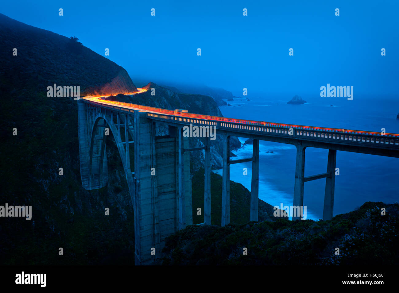 Auto-Lighttrails in der Abenddämmerung auf Bixby Creek Bridge Stockfoto