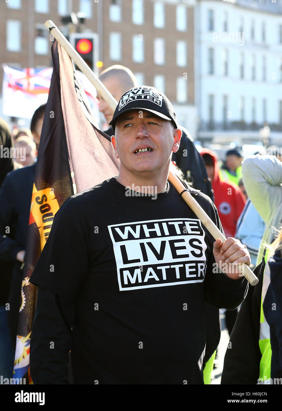 Paul Pitts (Mitte) der rechtsextremen Gruppe Süd-Ost-Allianz beteiligt sich an einem weißen lebt Substanz Marsch in Margate, Kent. Stockfoto