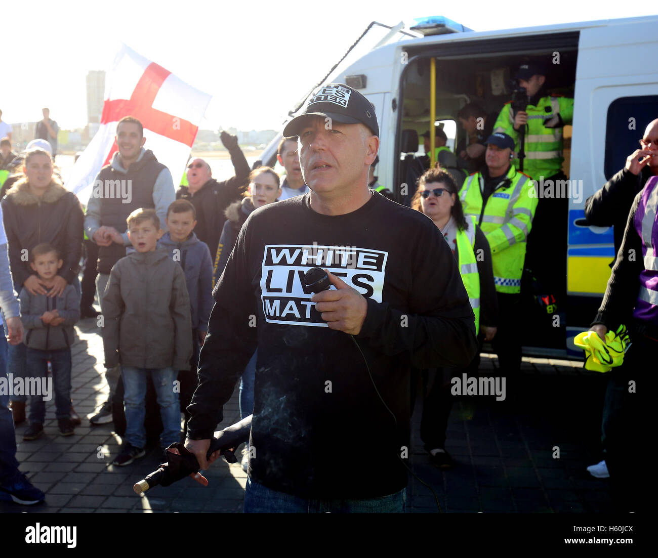 Paul Pitts der rechtsextremen Gruppe Süd-Ost-Allianz spricht während eines weißen lebt Substanz in Margate, Kent. Stockfoto